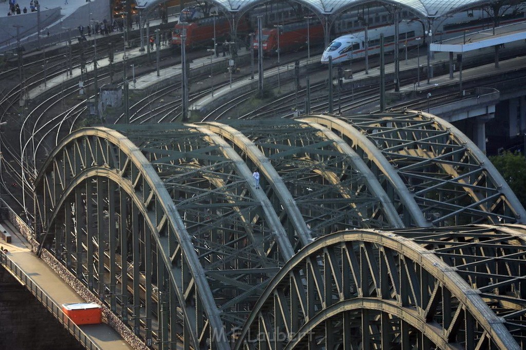 PSpringt kein Suizid Brueckenspringer Koeln Hohenzollernbruecke P002.jpg